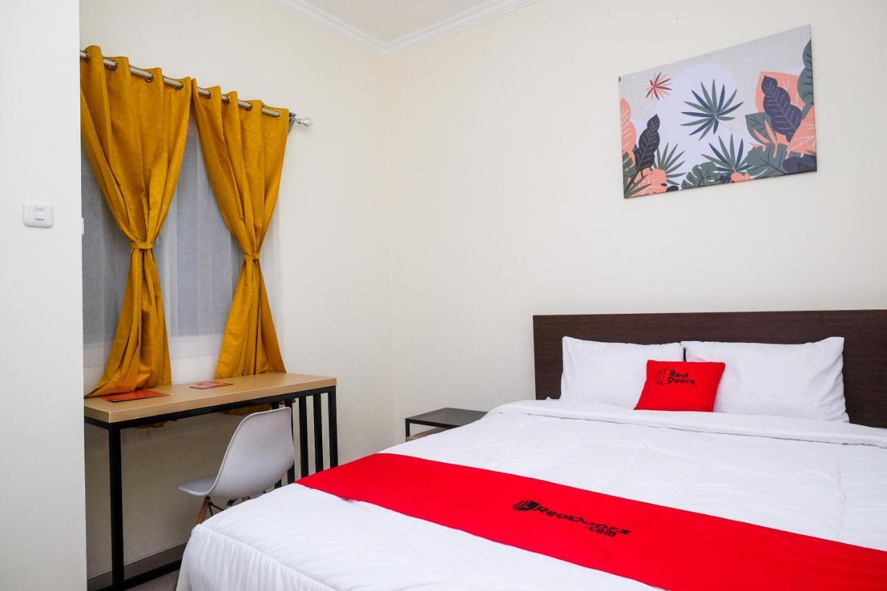 Hotel Reddoorz Near Kawasan Bandara Ahmad Yani Semarang 2 Zewnętrze zdjęcie
