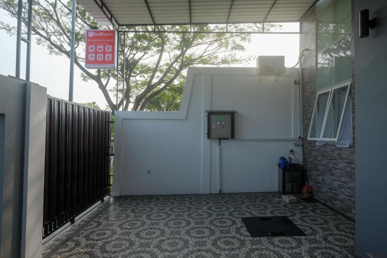 Hotel Reddoorz Near Kawasan Bandara Ahmad Yani Semarang 2 Zewnętrze zdjęcie